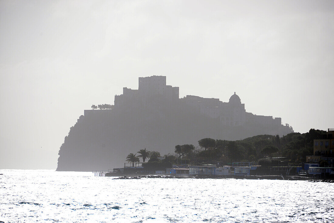 am Castello Aragonese, Ischia Ponte auf der Insel Ischia, Golf von Neapel,  Kampanien, Italien