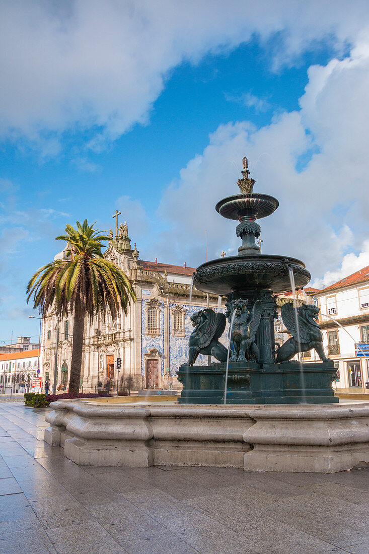 Igreja do Carmo und Fonte dos Leões in Praça de Gomes Teixeira in Porto, Porto Stadt, Porto Bezirk, Portugal, Europa