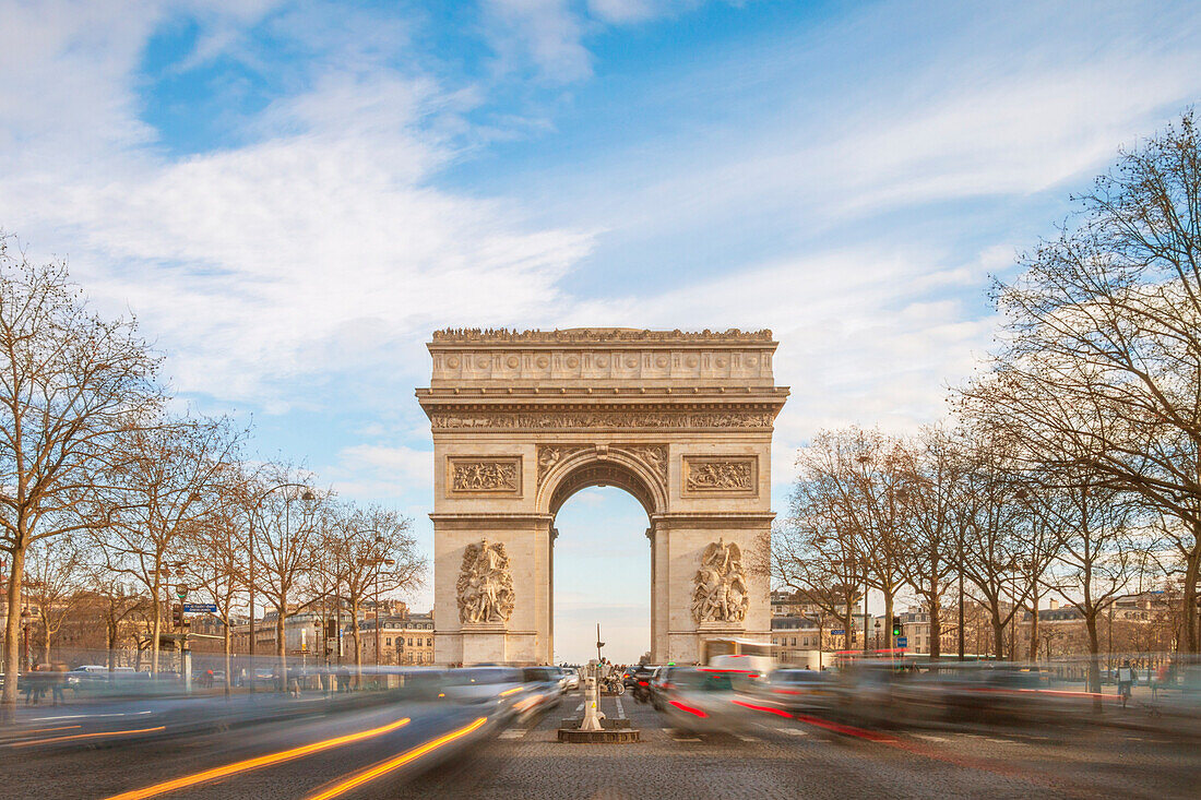 Arc de Triomphe und Champes Elysee Avenue in Paris Stadt, Paris, Île-de-France, Frankreich, Europa