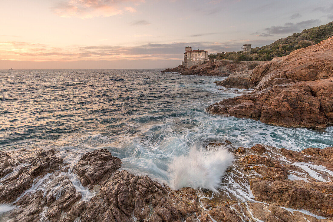 Ein Blick auf das Schloss von Boccale bei Sonnenuntergang, Livorno, Toskana, Italien