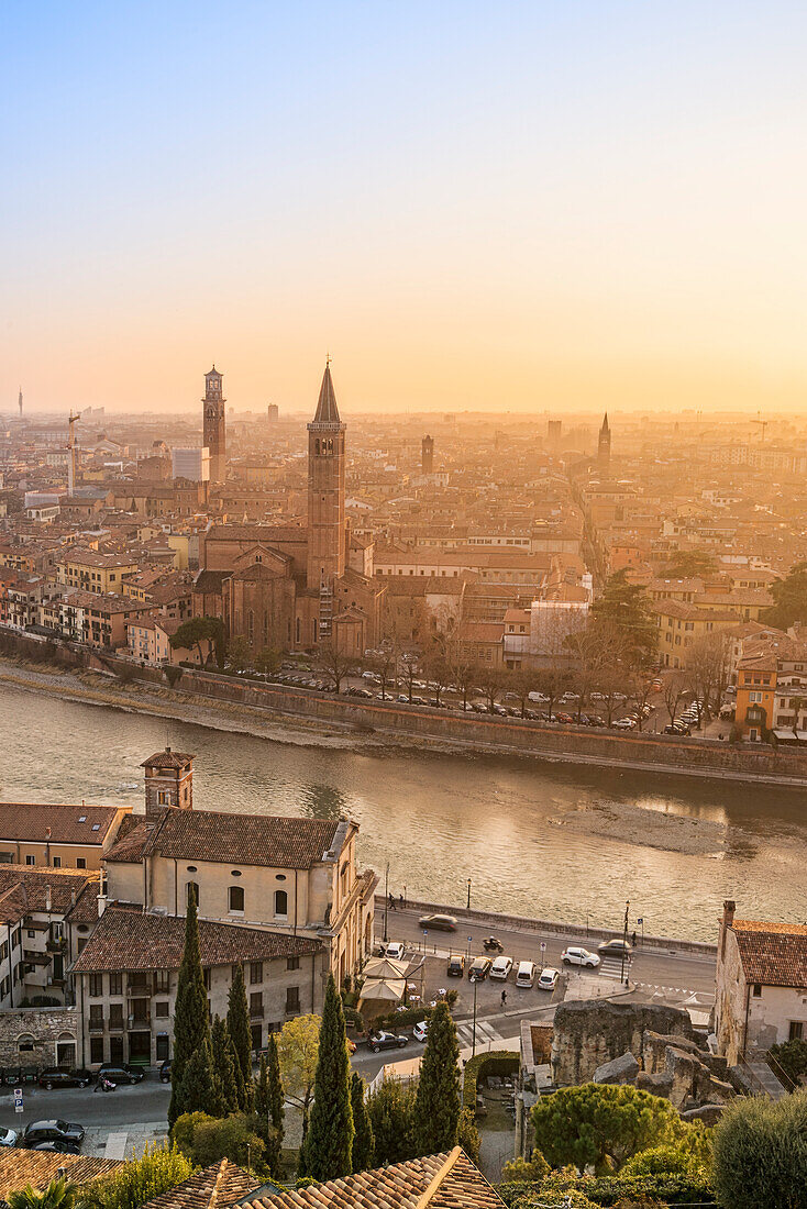 Verona, Venetien, Italien, Panoramablick auf Verona von Piazzale Castel San Pietro