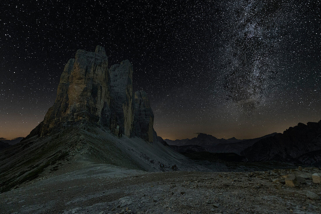 Europa, Italien, Dolomiten, Venetien, Belluno, Milchstraße bei Tre Cime di Lavaredo von Lavaredo Gabel gesehen