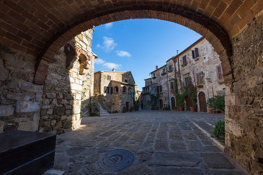 Blick auf den zentralen Platz des Schlosses von Montemerano, Montemerano, Manciano, Provinz Grosseto, Toskana, Italien, Europa