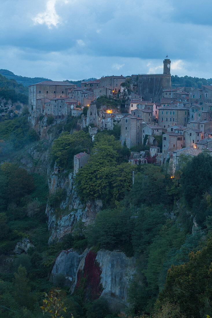 Dorf von Sorano im Morgengrauen, Sorano, Provinz Grosseto, Toskana, Italien, Europa