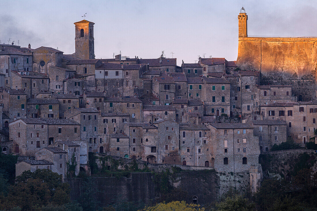 Licht des Sonnenaufgangs beleuchtet das Dorf Sorano, Sorano, Grosseto Provinz, Toskana, Italien, Europa