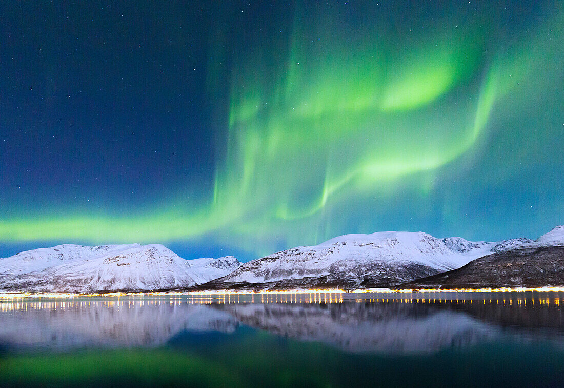 Northern Lights spiegelt sich in Kafjorden, Kafjorden, Lyngen Alpen, Troms, Norwegen, Lappland, Europa