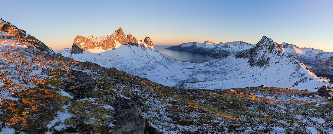 Panoramablick auf das Tal Korkedalen während der ersten Sonne des Tages, Hesten, Fjordgard, Mefjorden, Senja, Norwegen, Europa