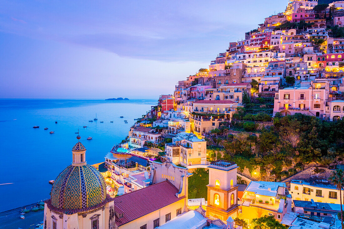 Positano, Amalfiküste, Kampanien, Sorrent, Italien, Blick auf die Stadt und das Meer in einem Sommer Sonnenuntergang