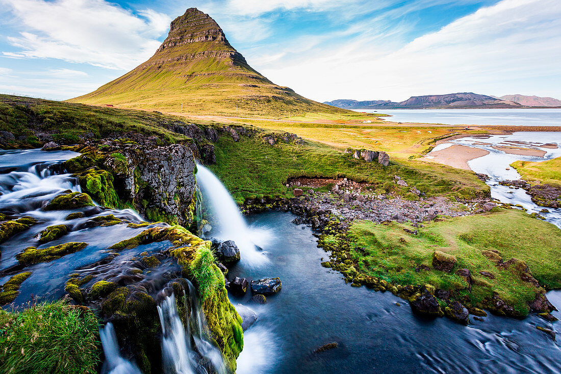 Kirkjufell Berg, Snaefellsnes Halbinsel, Island, Landschaft mit Wasserfällen, lange Belichtung in einem sonnigen Tag