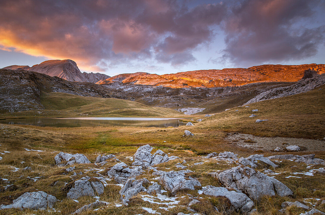 Fosses Lake with mount Croda del Beco, Cortina d'Ampezzo, Belluno district, Veneto, Italy, Europe