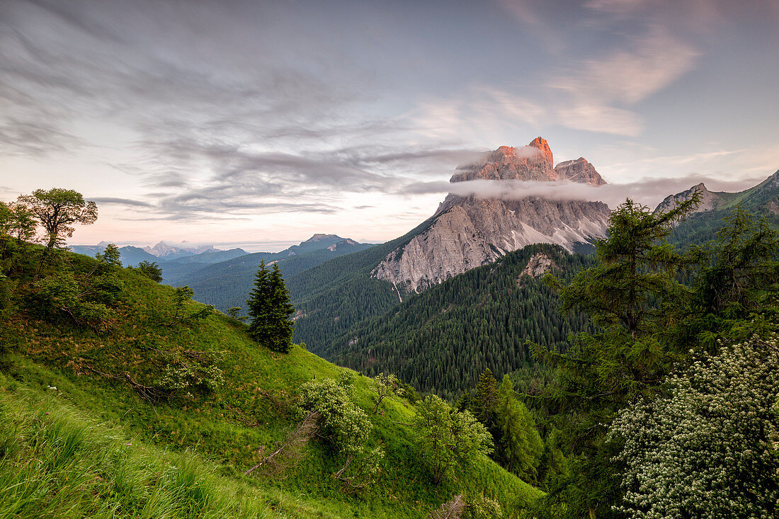 Mount Pelmo bei Sonnenuntergang, San Vito di Cadore, Bezirk Belluno, Veneto, Italien, Europa