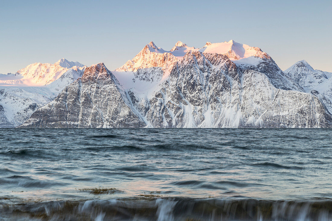 Erste Sonnenstrahlen auf den Lyngen Alpen, Kåfjord, Troms, Norwegen, Europa