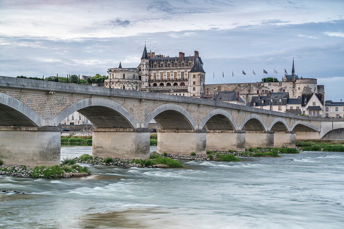Schloss und Brücke über die Loire, Amboise, Indre-et-Loire, Frankreich