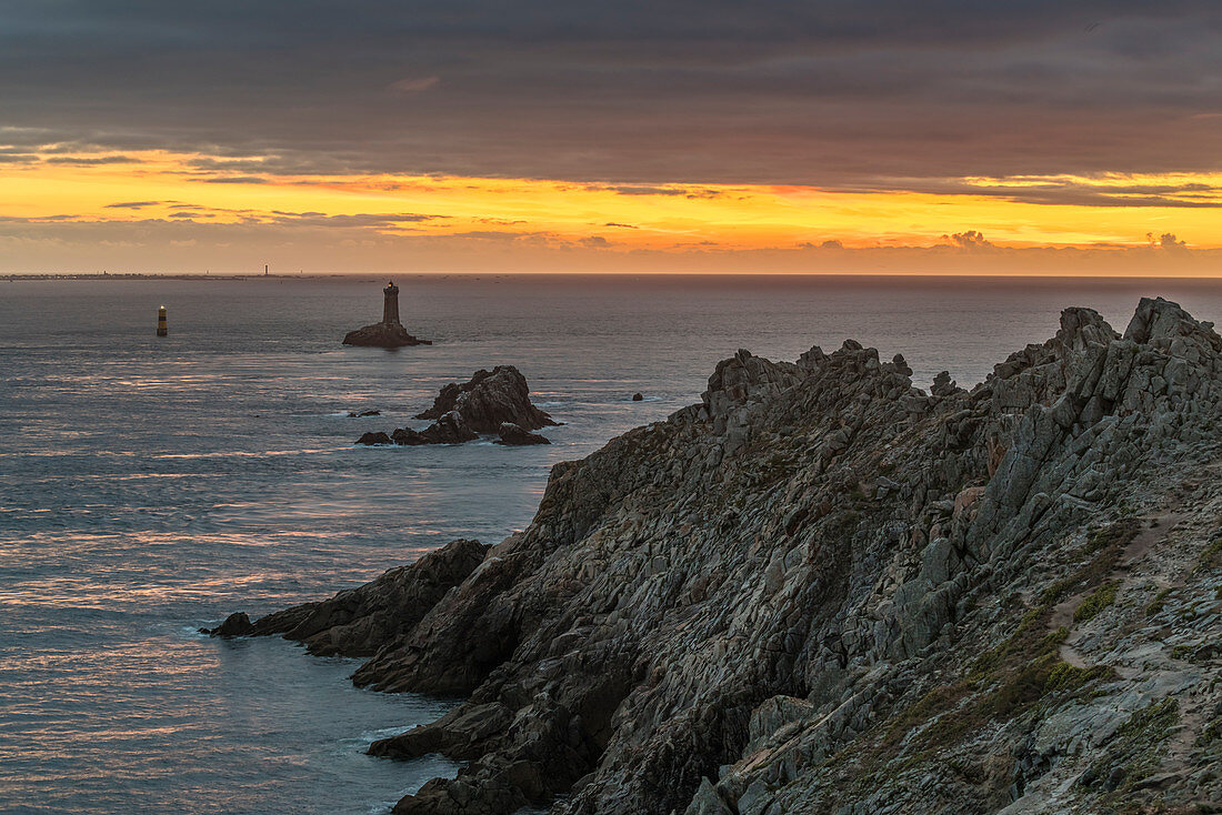 Vieille Leuchtturm von Raz Punkt bei Sonnenuntergang, Plogoff, Finistère, Bretagne, Frankreich