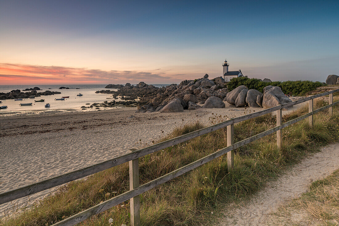 Sonnenuntergang hinter Pontusval Leuchtturm, Brignogan Plage, Finistère, Bretagne, Frankreich