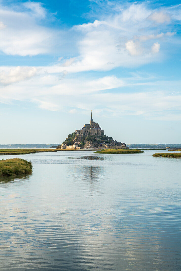 Wolken in den Himmel und Wasser im Vordergrund, Mont-Saint-Michel, Normandie, Frankreich