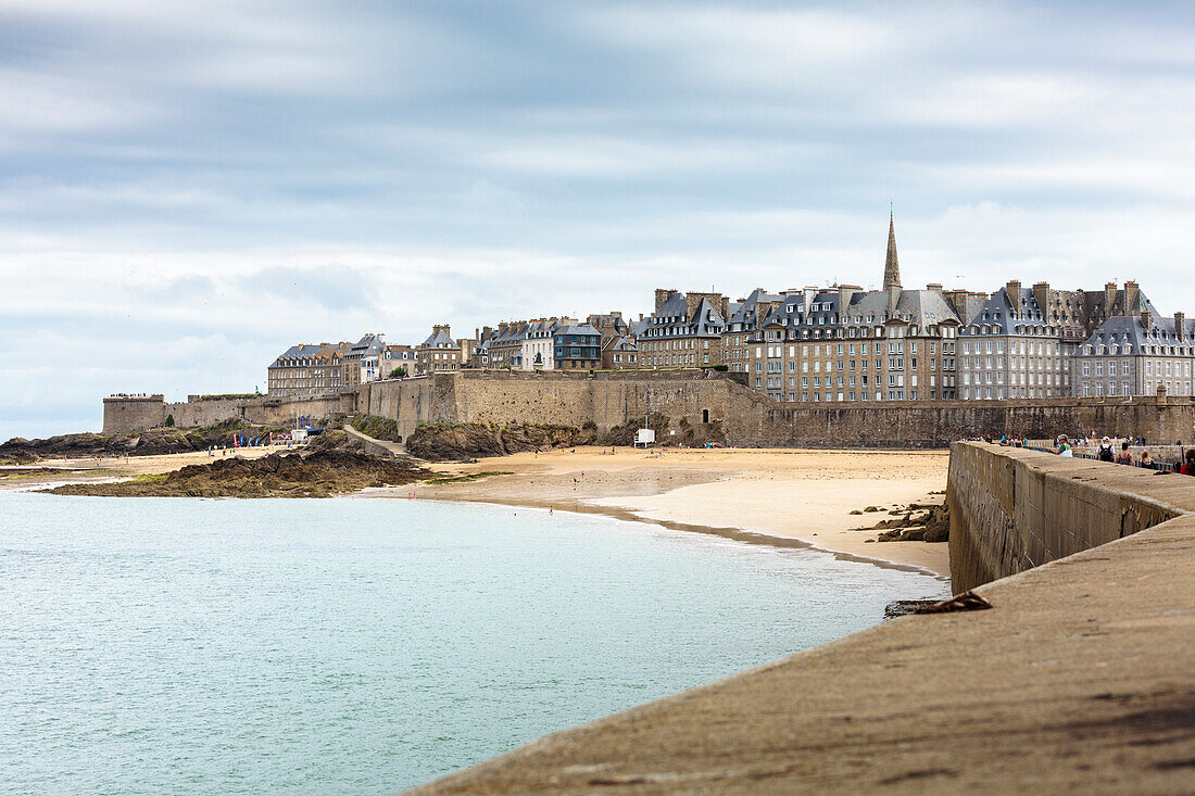 Die Stadt von der Pier, Saint-Malo, Ille-et-Vilaine, Bretagne, Frankreich