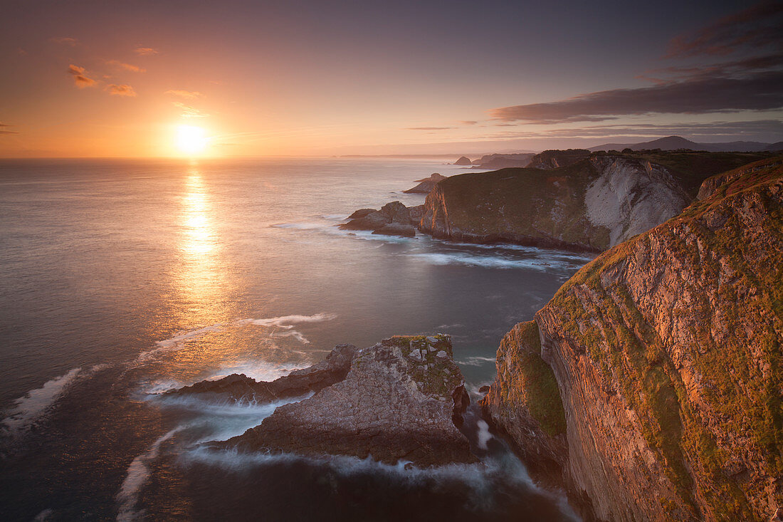 Cabo Vidio, Cudillero, Asturien, Spanien, Sonnenaufgang von der Klippe in der Nähe des Leuchtturms