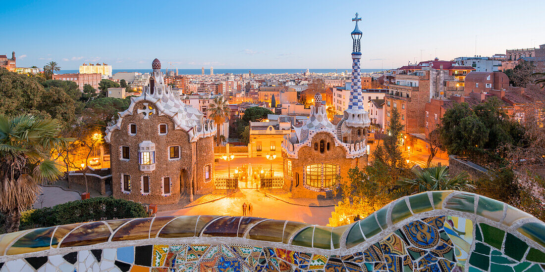 Barcelona, ??Katalonien, Spanien, Südeuropa, Antonie Gaudis Architektur im Park Guell in der Dämmerung