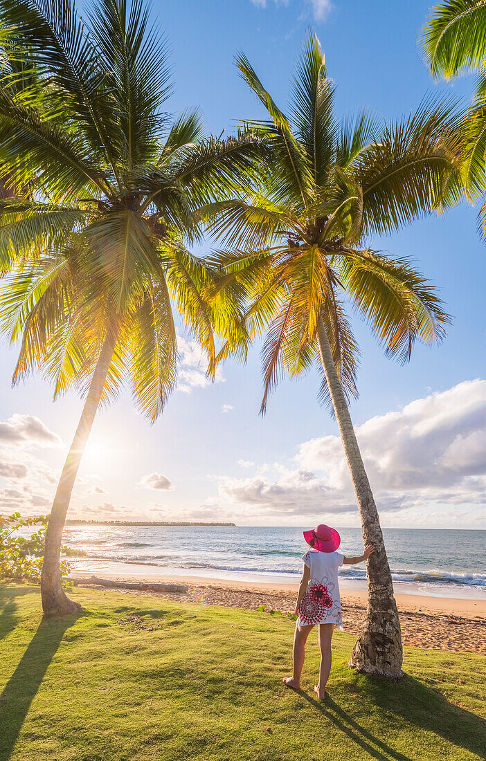 Playa Moron, Las Terrenas, Halbinsel Samanas, Dominikanische Republik, Frau entspannt auf einer Palmen gesäumten Wiese, MR