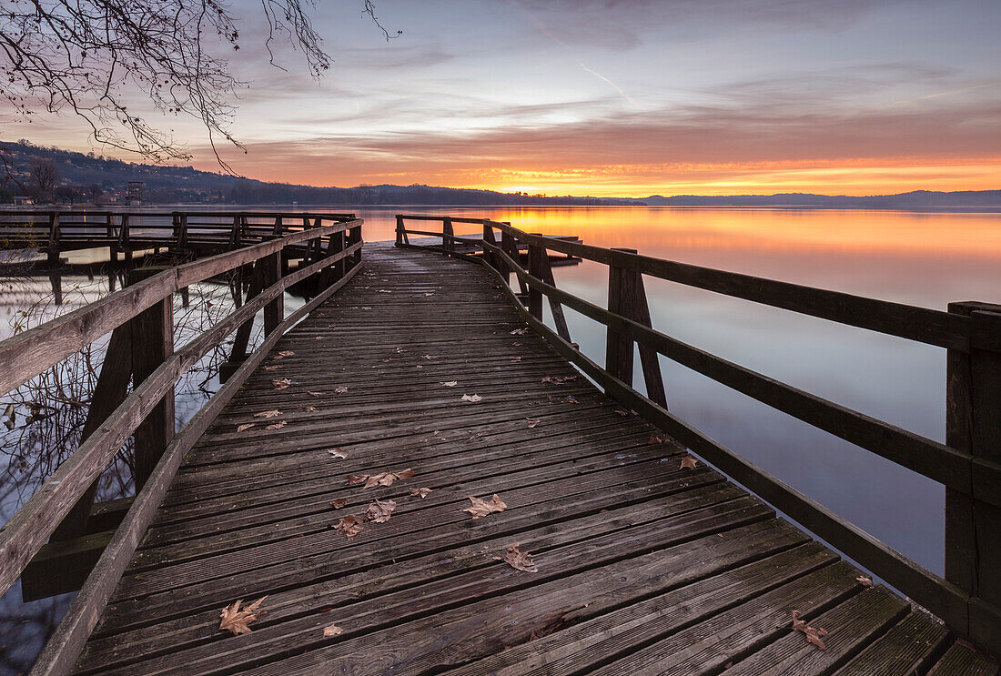 Winter Sonnenaufgang auf der Gavirate Pier von Lago di Varese, Provinz Varese, Lombardei, Italien