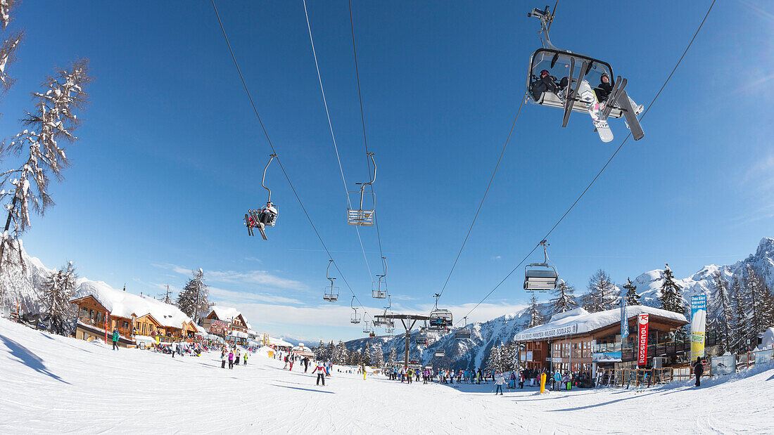Ein fisheyed Blick auf das Skigebiet Folgarida mit vielen Touristen auf den Pisten, Trento Provinz, Trentino Alto Adige, Italien, Europa
