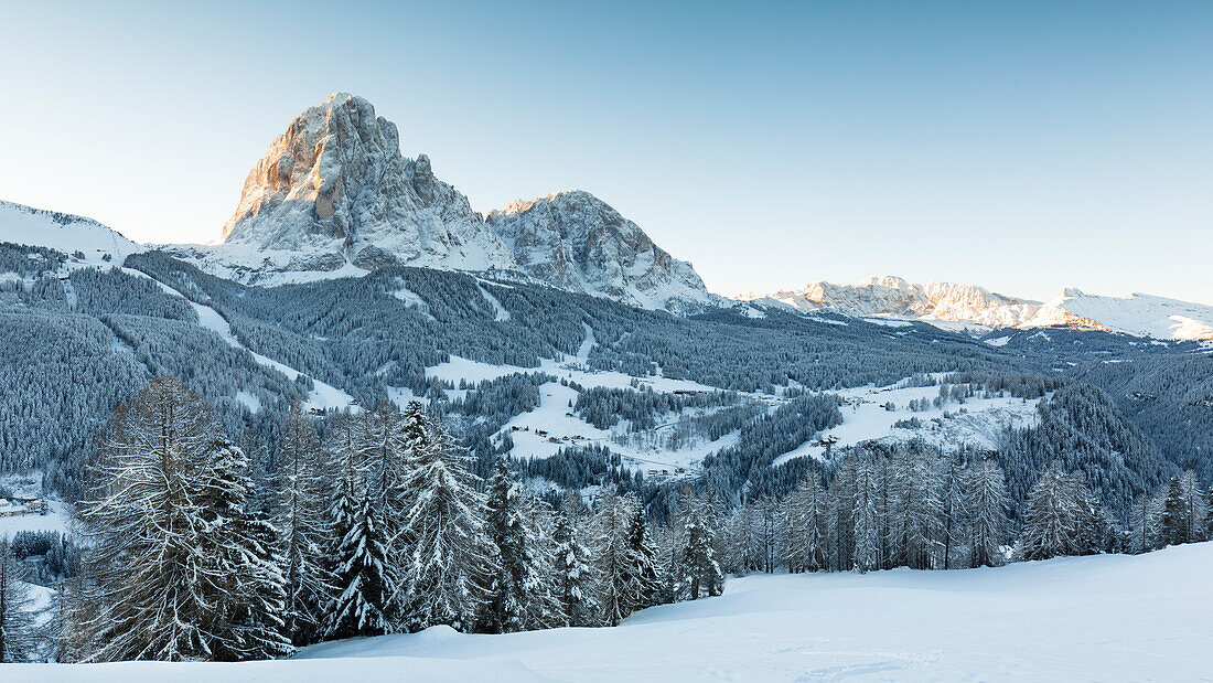 Ein Winter-Sonnenaufgang in Gröden mit der Langkofel-Gruppe im Hintergrund nach einem frühen Schneefall, Provinz Bozen, Südtirol, Trentino-Südtirol, Italien, Europa