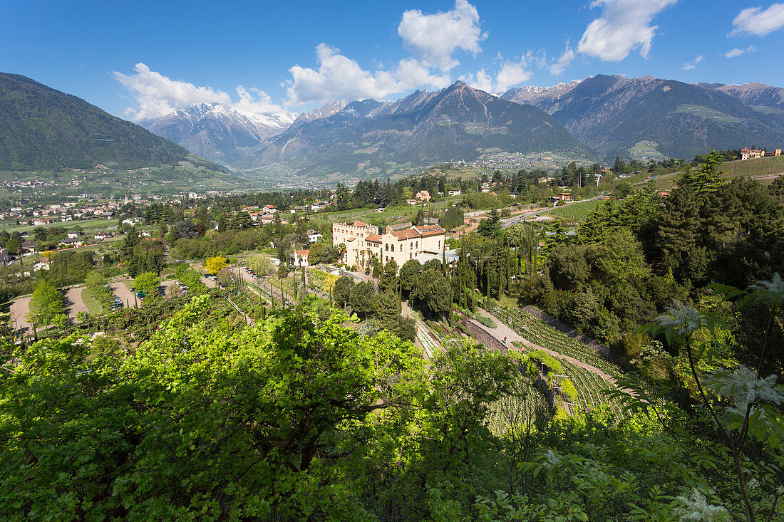 Ein Blick auf die Burg von Trauttmansdorff, umgeben von dem berühmten botanischen Garten in Meran, Provinz Bozen, Südtirol, Trentino Südtirol, Italien, Europa