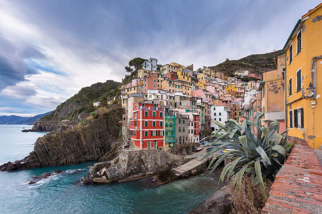 Das kleine Dorf Riomaggiore, eine der Cinque Terre, befindet sich in der Provinz La Spezia, Ligurien, Italien