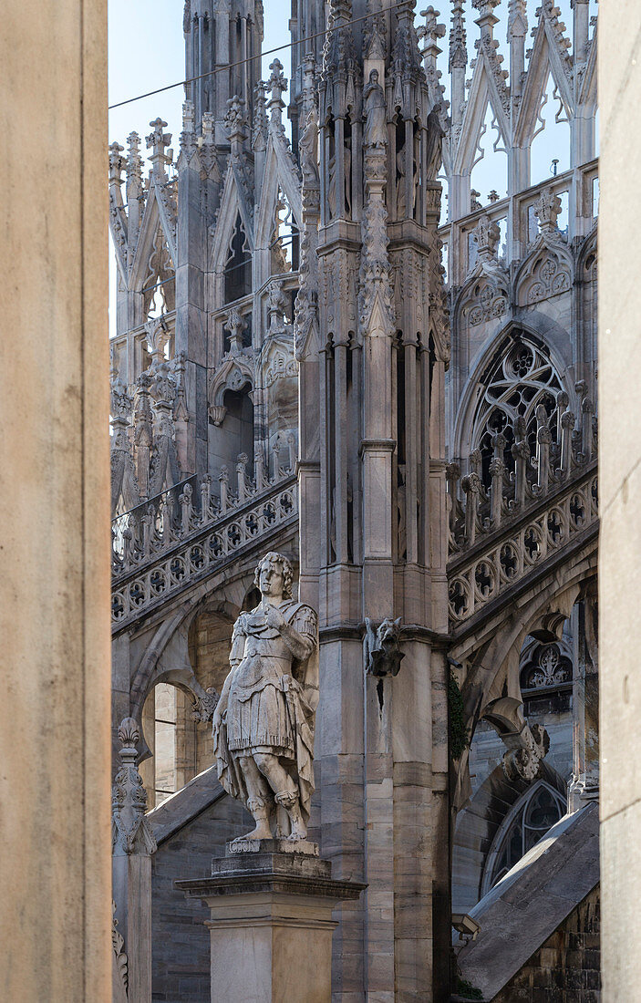 Auf dem Dach des Duomo di Milano, unter den weißen Marmor-Türmen, Milano, Lombardei, Italien