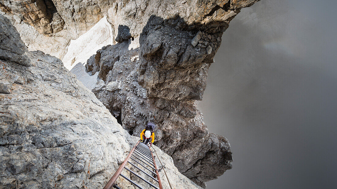 'Ein Blick auf die atemlose Leiter auf dem Klettersteig ''bocchette alte'' in der Brenta-Gruppe, Trento-Provinz, Trentino-Südtirol, Italien, Europa'