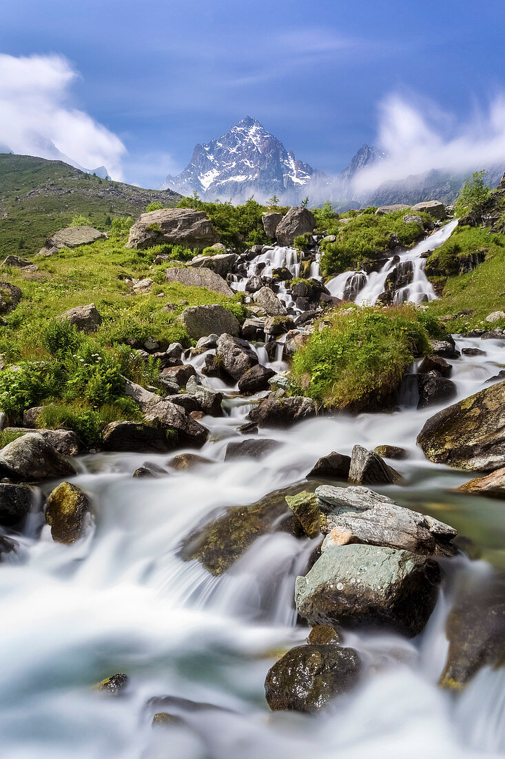 Die ersten Wasserfälle des großen Flusses Po ', Crissolo, Po' Tal, Bezirk Cuneo, Piemont, Italien