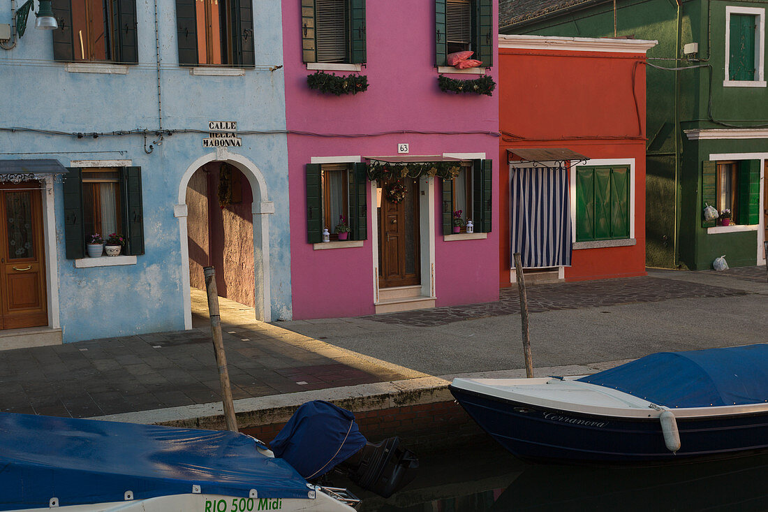Europa, Italien, Veneto, Venedig, Sonnenstrahl unter den Farben von Burano
