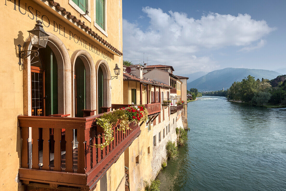Europa, Italien, Venetien, Provinz Vicenza, Bassano del Grappa, Fenster des Museums der Alpini Brücke mit Blick auf den Brenta Fluss