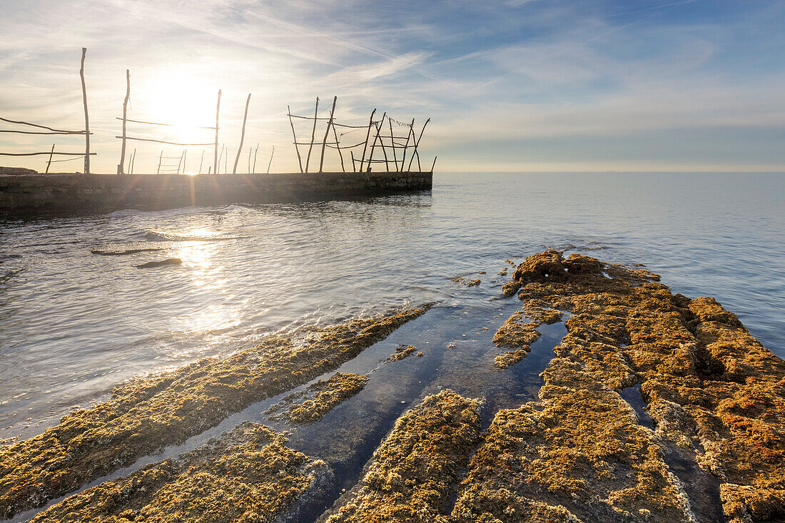 Europa, Kroatien, Istrien, Adriaküste, Umag, Savudrija Bucht mit den traditionellen Fischerdocks
