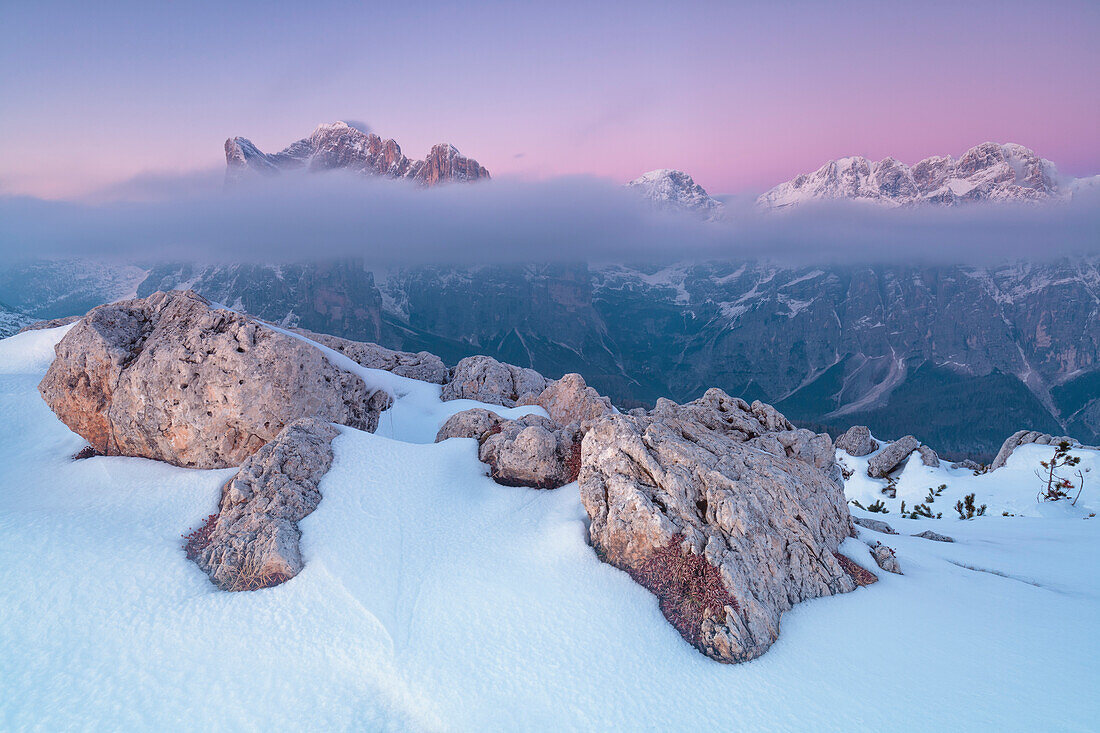 Europa, Italien, Venetien, Belluno, Agordino, Dolomiten, Unberührter Schnee bei Palazza Alta, Pelsa, Civetta Gruppe in der Dämmerung