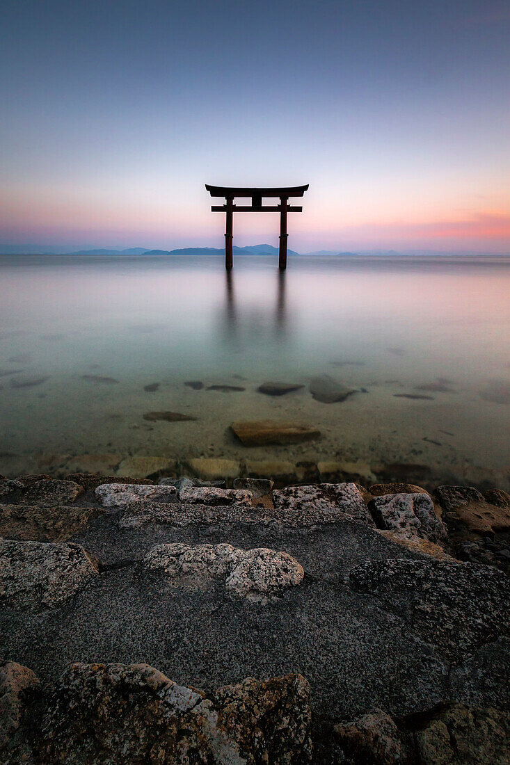 Tori-Tor am See Biwa, Präfektur Shiga, Japan