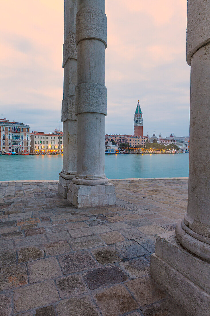 Europa, Italien, Venetien, Venedig, Blick auf St., Mark Glockenturm und Gebäude auf dem Canal Grande durch die Säulen von Punta della Dogana