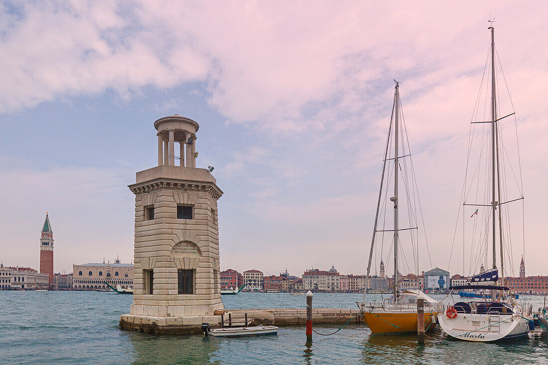 Europa, Italien, Venetien, Venedig, Insel San Giorgio Maggiore, Einer der Scheinwerfer des Docks und einige festgemachte Boote