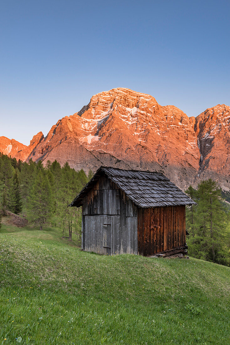 La Valle, Wengen, Alta Badia, Provinz Bozen, Südtirol, Italien, Sonnenuntergang auf den Weiden von Pra de Rit mit dem Gipfel Cima Nove, Neunerspitze