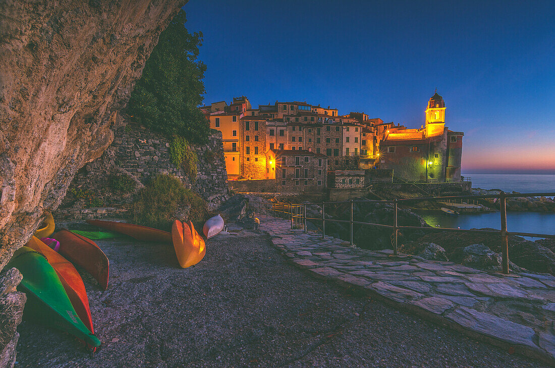 Blue Hour in Tellaro, Europa, Italien, Provinz La Spezia, Bezirk Ligurien