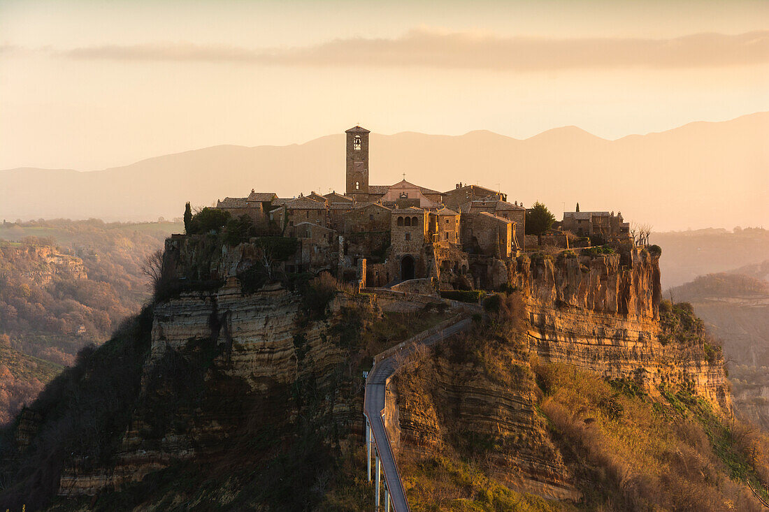 Civita 'di Bagnoregio im Morgengrauen, Lazio Bezirk, Provinz Viterbo, Italien, Europa