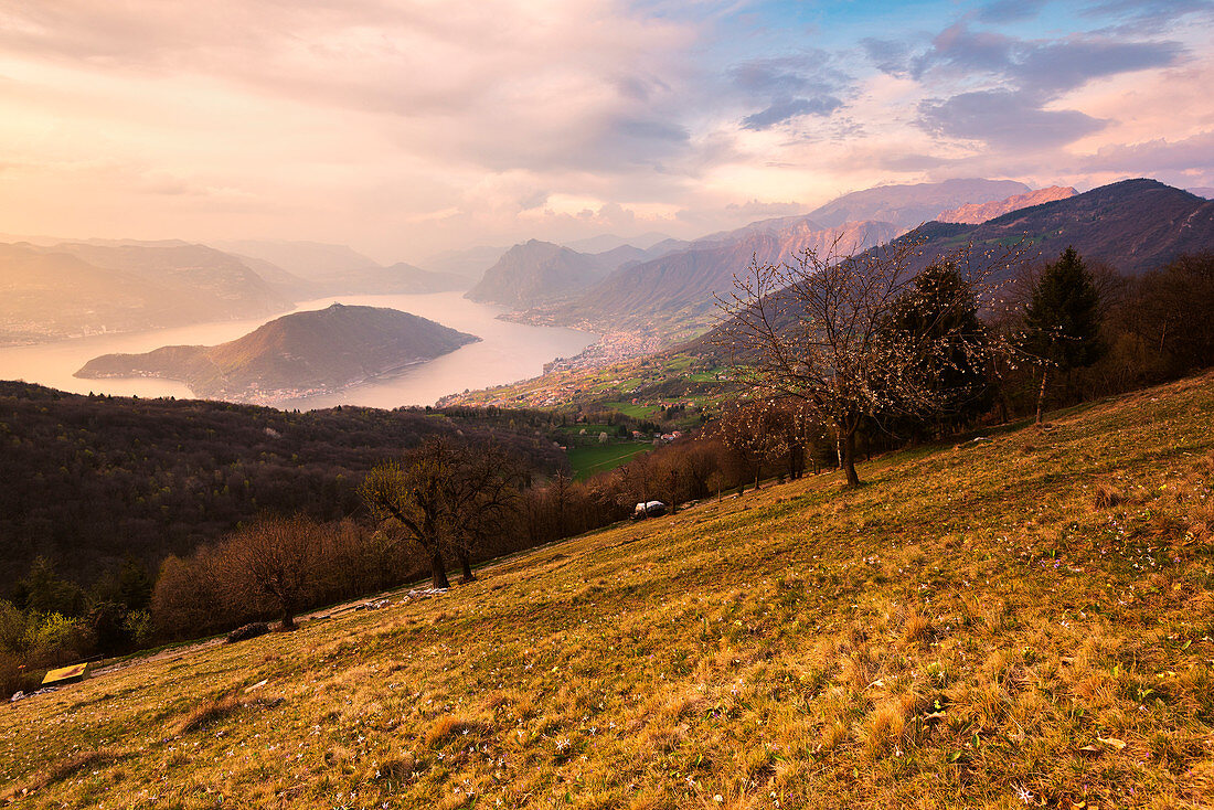 Sonnenuntergang über Iseo See und Montisola, Provinz Brescia, Italien, Lombardei Bezirk, Europa