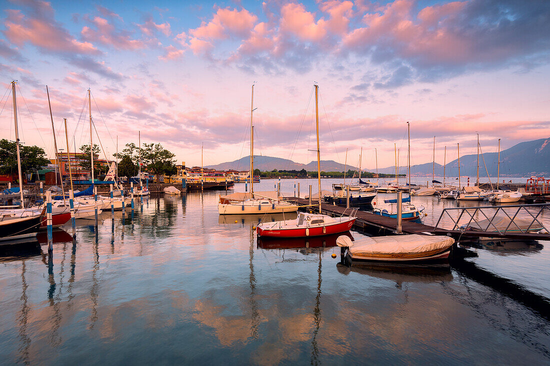 Hafen von Iseo im Morgengrauen, Provinz Brescia, Lombardei Bezirk, Italien, Europa