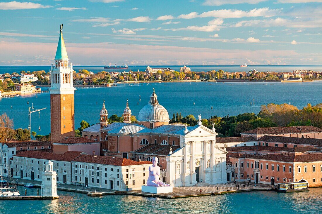Blick auf die alte Kirche von San Giorgio Maggiore mit Lido di Venezia im Hintergrund Veneto Italien Europa