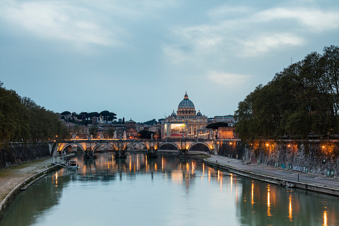 Dämmerung Lichter am Tiber mit Brücke Umberto I und Basilika von San Pietro im Hintergrund Rom Latium Italien Europa