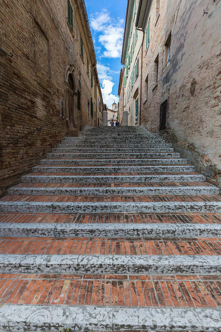 Eine typische Treppe unter den Häusern der Altstadt von Corinaldo Provinz Ancona Marche Italien Europa