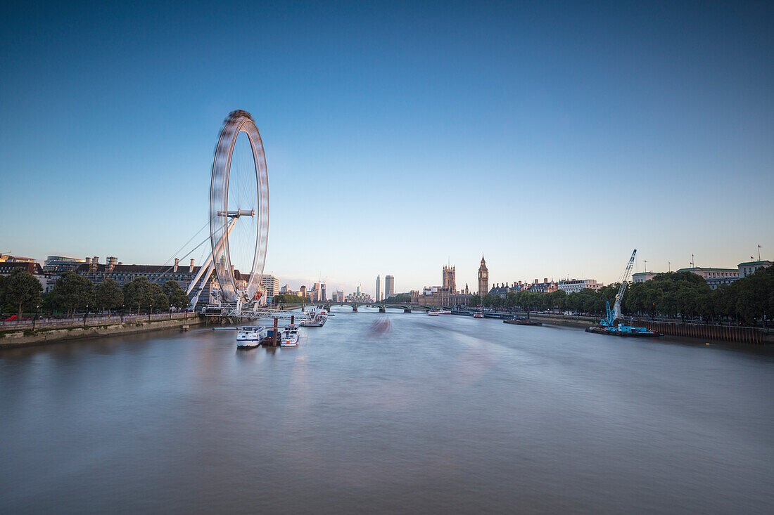 Blick auf die Themse mit London Eye der Big Ben und Westminster Palace im Hintergrund in der Dämmerung London Großbritannien