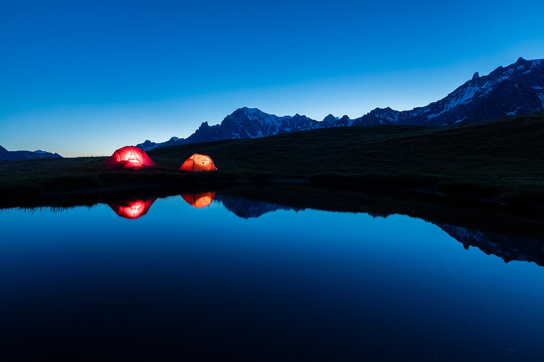 Campingzelte spiegeln sich im alpinen See bei Nacht Mont de la Saxe Courmayeur Aostatal Italien Europa