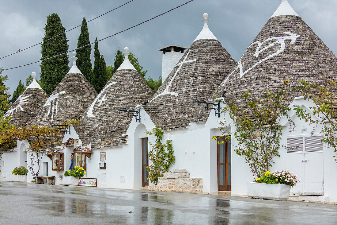 Die traditionellen Hütten namens Trulli gebaut mit trockenem Stein mit einem konischen Dach Alberobello Provinz Bari Apulien Italien Europa